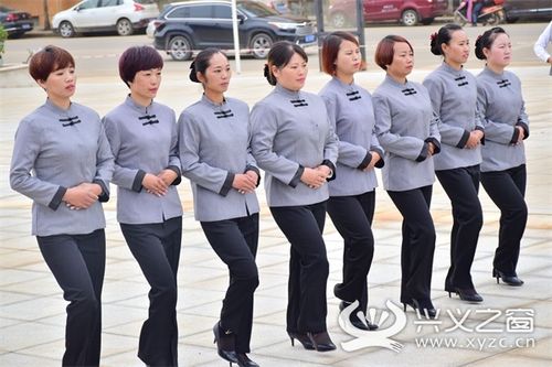 興義·公園里物業(yè)管理授裝儀式暨物業(yè)服務(wù)展示禮儀服務(wù)圓滿舉行